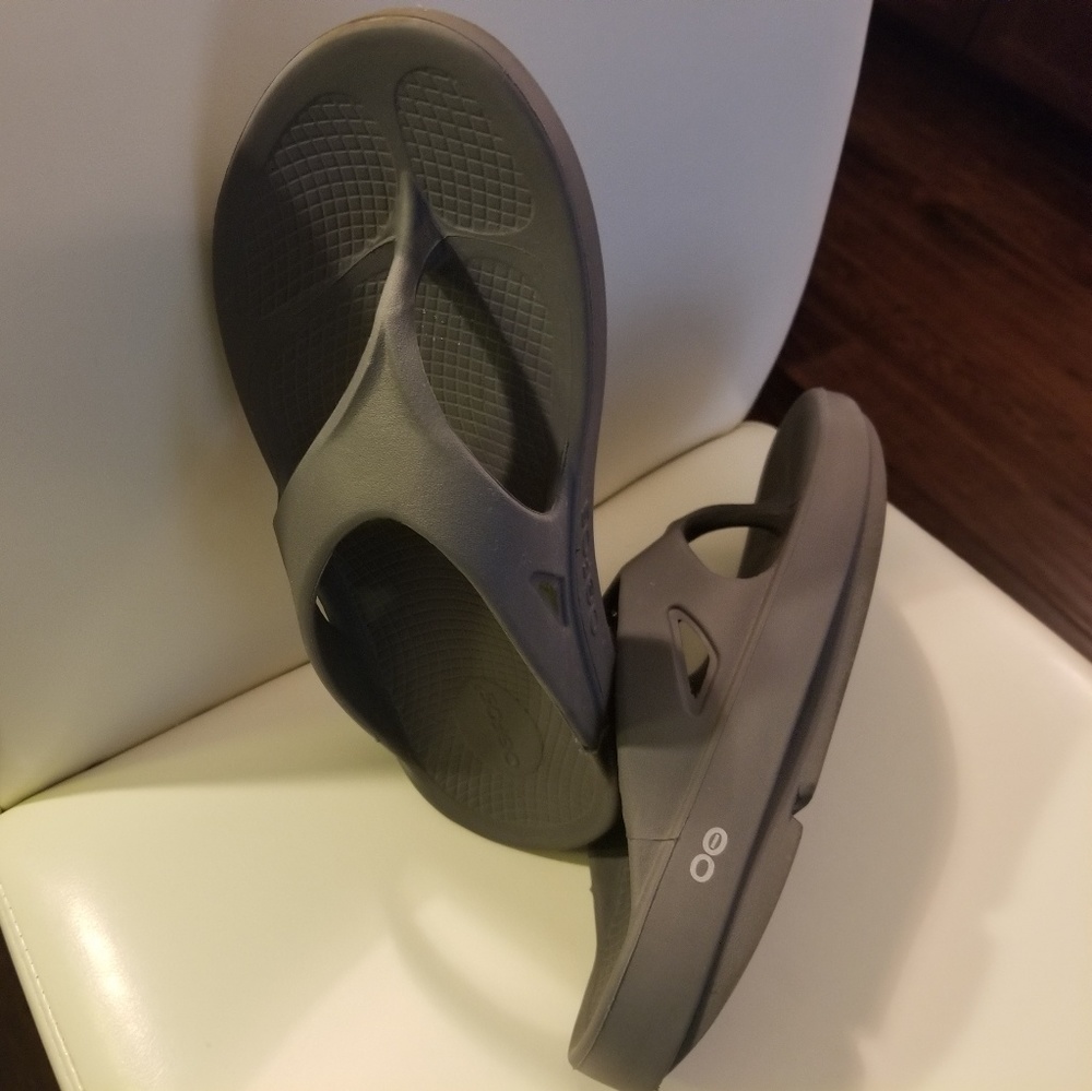Brand new size 11 woman's OOFOS.